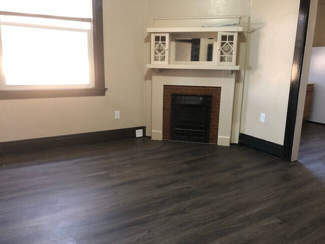 Primary Photo - 1113 Broadway Ave