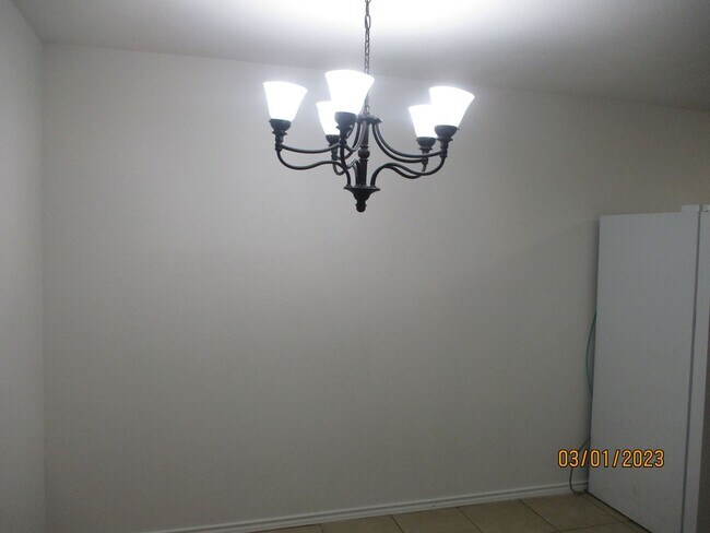 Building Photo - 212 Hallbrook Dr