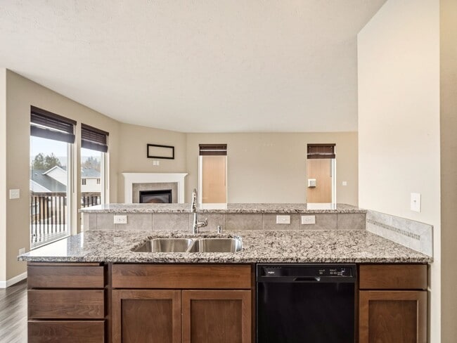 Building Photo - Spacious 5-Bedroom Home with Private Yard & Parking in Spokane