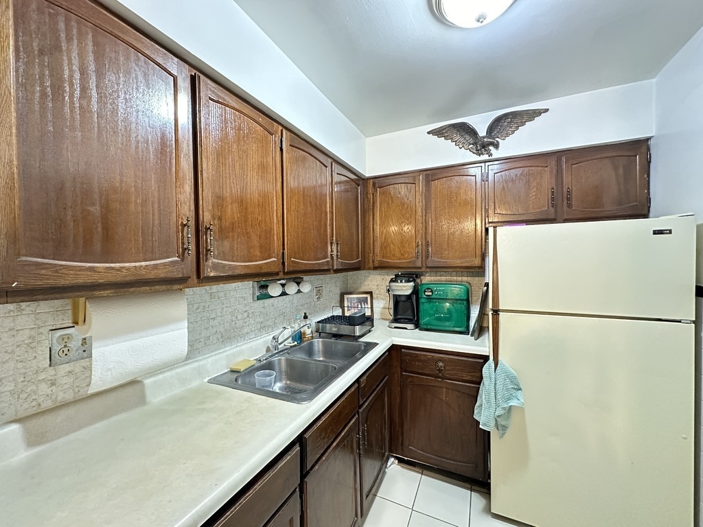 Building Photo - 3825 N Pine Grove Ave