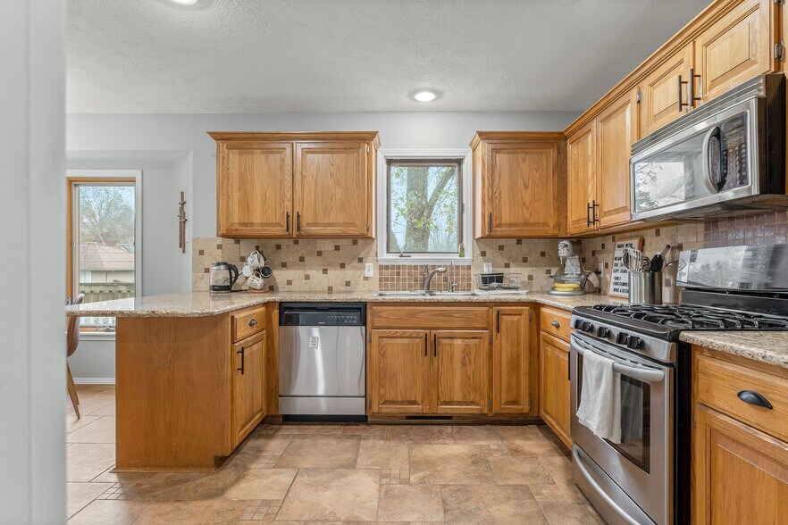Kitchen - 3668 W El Castile St