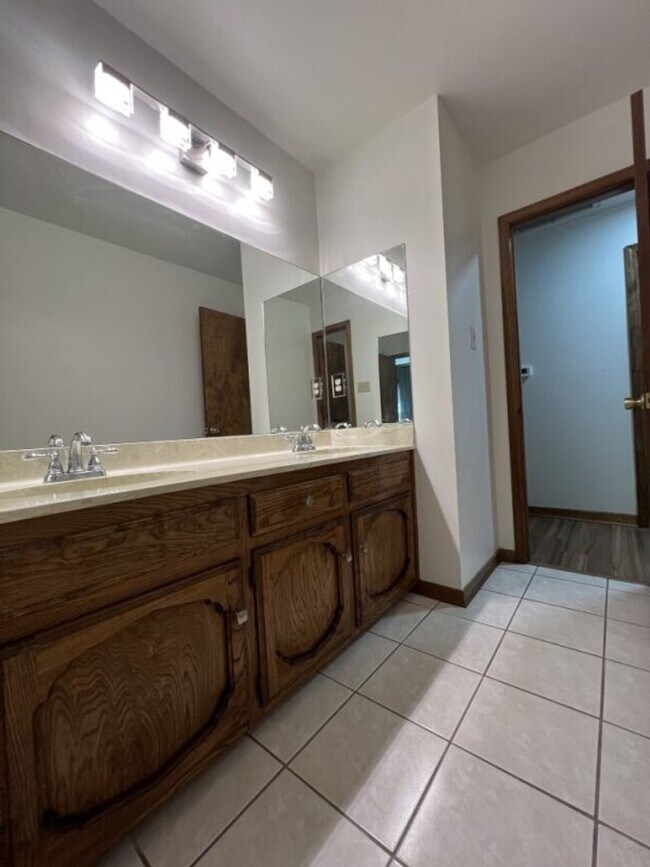 Building Photo - Spacious 4BR Brick Home with Office, Fireplace & Fenced Yard in Parkwood Terrace