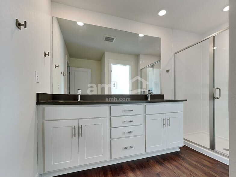 Building Photo - 11553 W Mesquite St