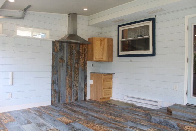 Building Photo - Columbine Hills - 3 BR/2 1/2 BA Home!