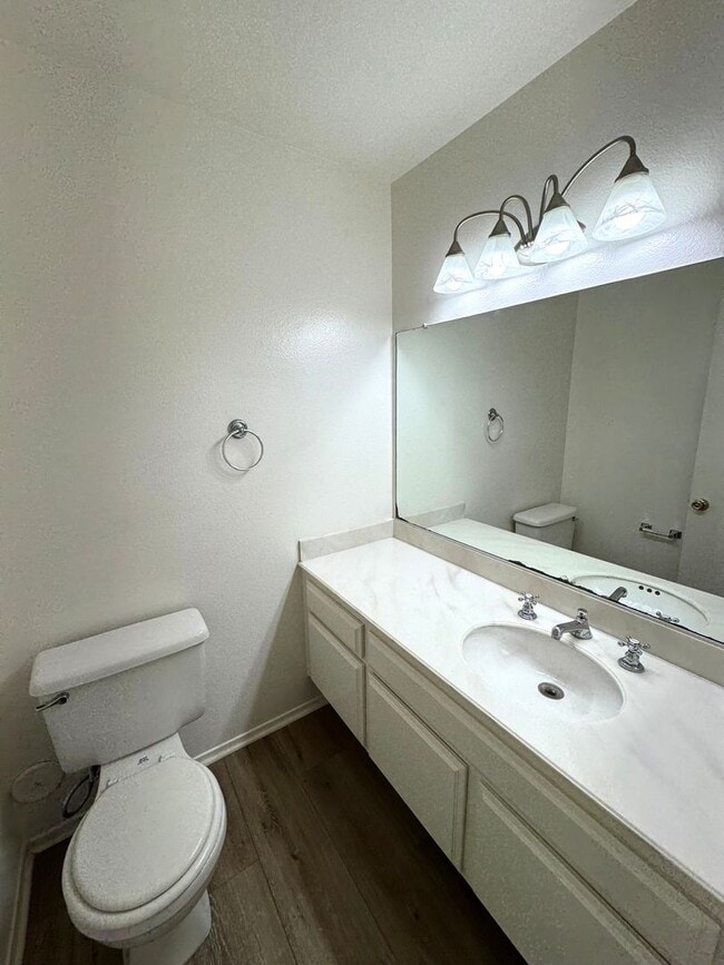 Building Photo - Spacious 3+2.5 Townhome in Woodbridge Park