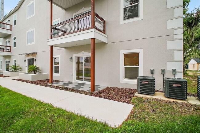 Building Photo - Luxury 2 Bed 2 Bath, Downtown Eustis Full ...