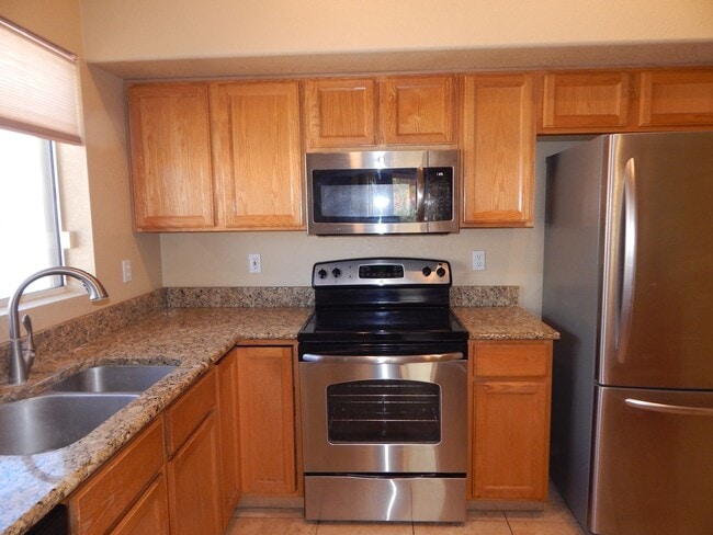 Building Photo - 3 Bedrooms 2 Bathrooms close to Sabino Canyon
