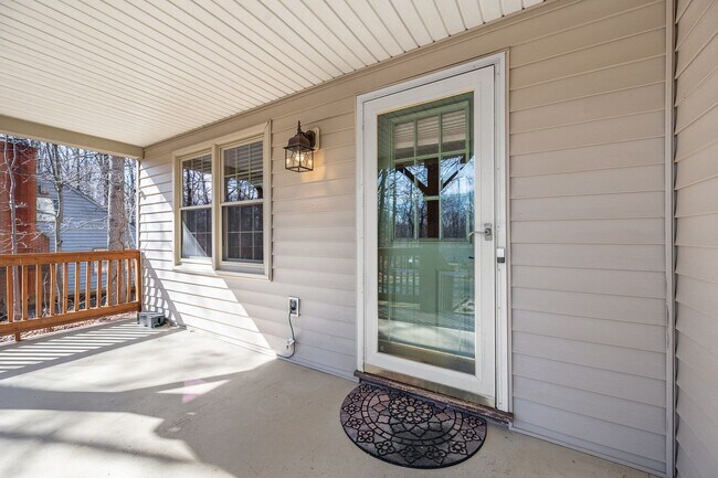 Building Photo - 3 Bedroom House in Forest