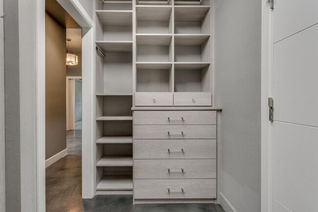 Building Photo - 2125 Heavenly Dr