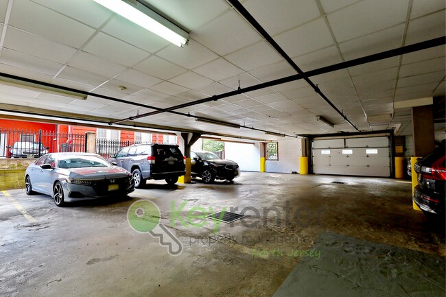 Building Photo - Top-Floor 2BR/2BA Condo with NYC Views + P...