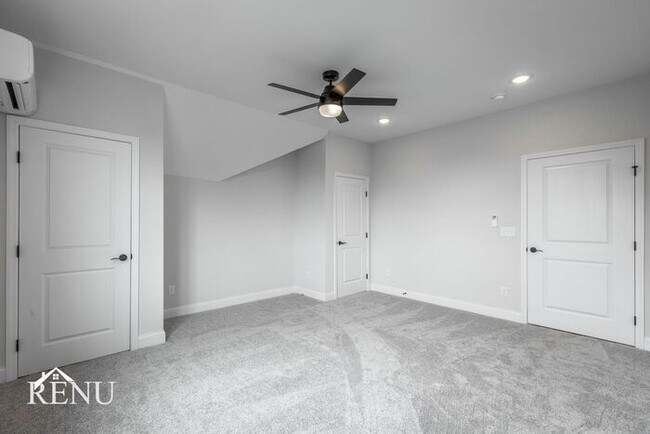 Building Photo - 5675 Sofias Cir