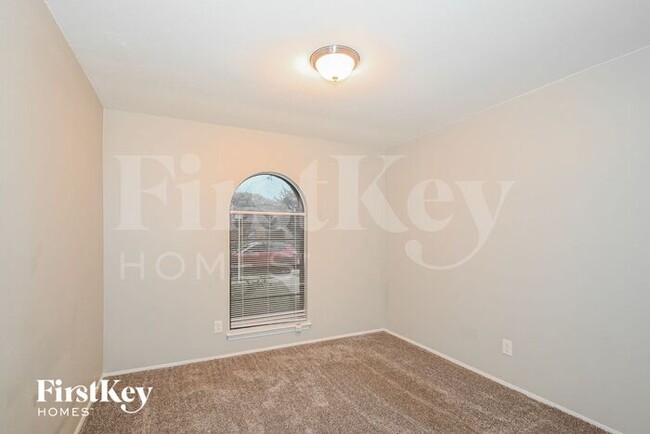 Building Photo - 6333 Fallbrook Dr