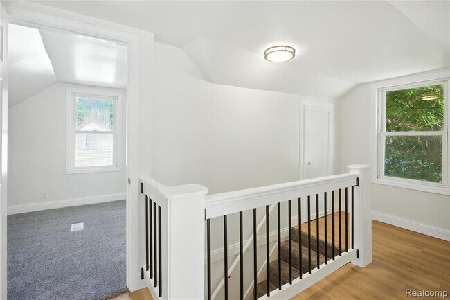 Building Photo - 429 W Bernhard Ave
