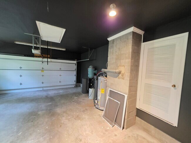 Building Photo - 8241 Robin Hood Dr