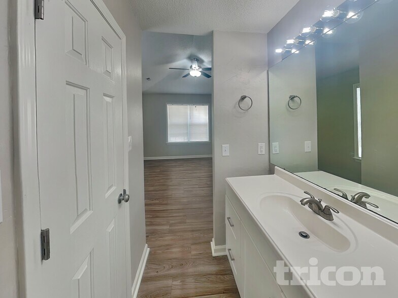 Building Photo - 217 Clear Springs Ct