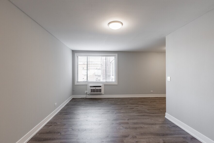 Building Photo - 530 W Aldine Ave