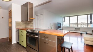 Building Photo - 6171 N Sheridan Rd