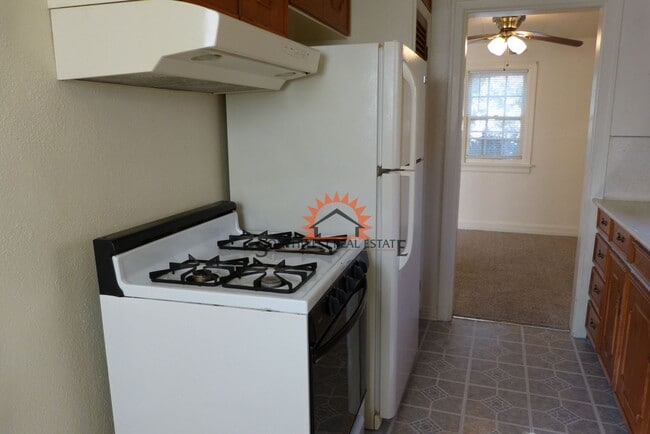 Building Photo - Charming historic 2 bedroom 1 bathroom house