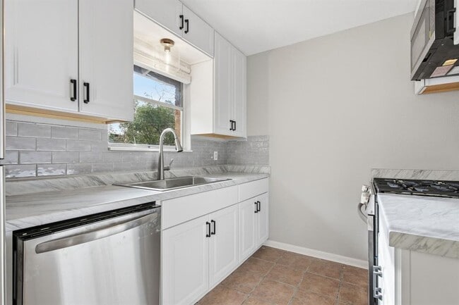 Building Photo - 3007 Kinney Ave