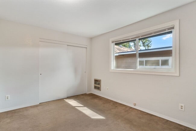 Building Photo - 6 Bed 3 Bath Accessible Rambler