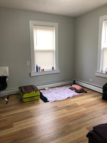 Primary Photo - 8 Oakland St