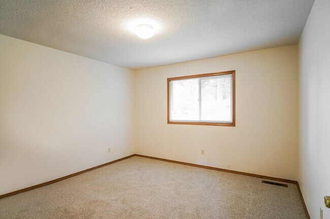 Building Photo - Great 4 bedroom Home Located in the Sought...