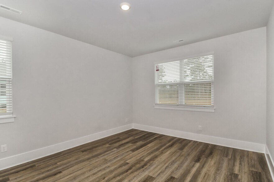 Building Photo - 2028 Cypress Hills Dr SE