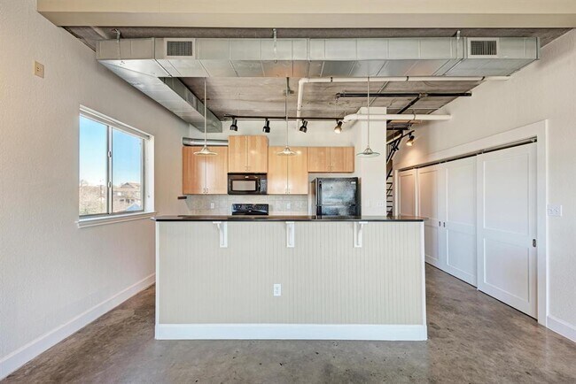 Building Photo - 807 E 14th St