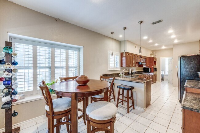 Building Photo - Available August 15th | 4 Bd, 2ba for Leas...