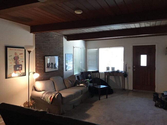 Building Photo - 2 bedroom in Central Davis available for J...