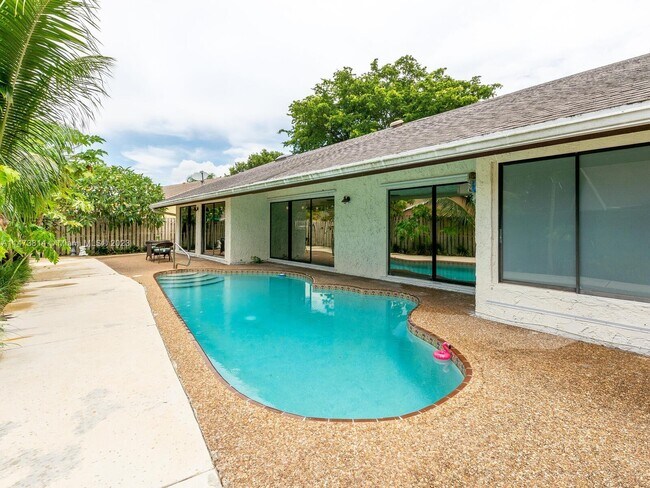 Building Photo - 741 E Plantation Cir