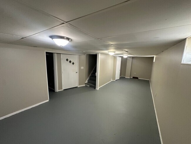 Building Photo - 3 potential 4 bedroom in desirable Beech G...