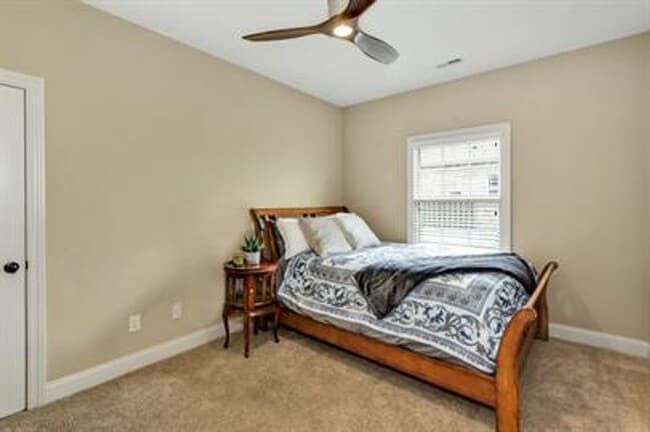 Building Photo - Welcome Home to Lake Forest!