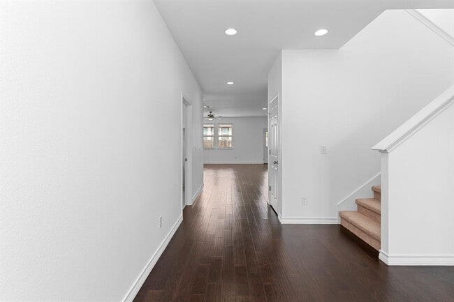 Building Photo - 208 Magna Ln