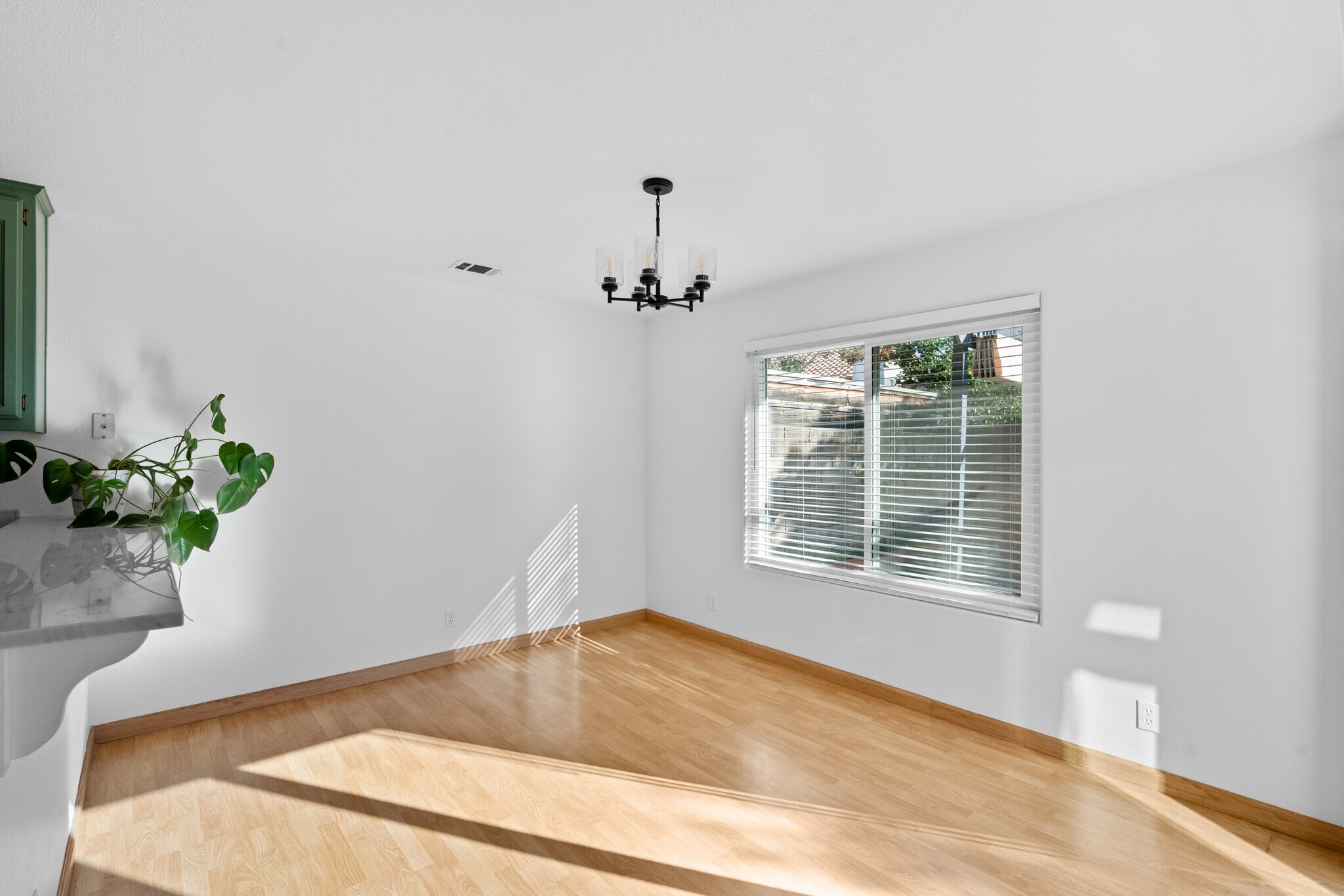 Building Photo - 1124 Grass Valley Way