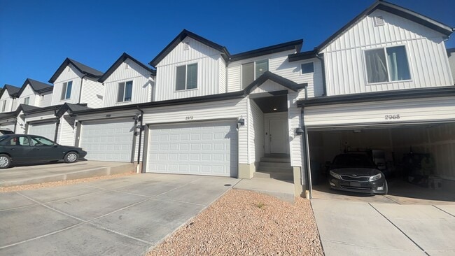 Building Photo - Modern 4 Bedroom Townhome in Cedar City. Pet Friendly!