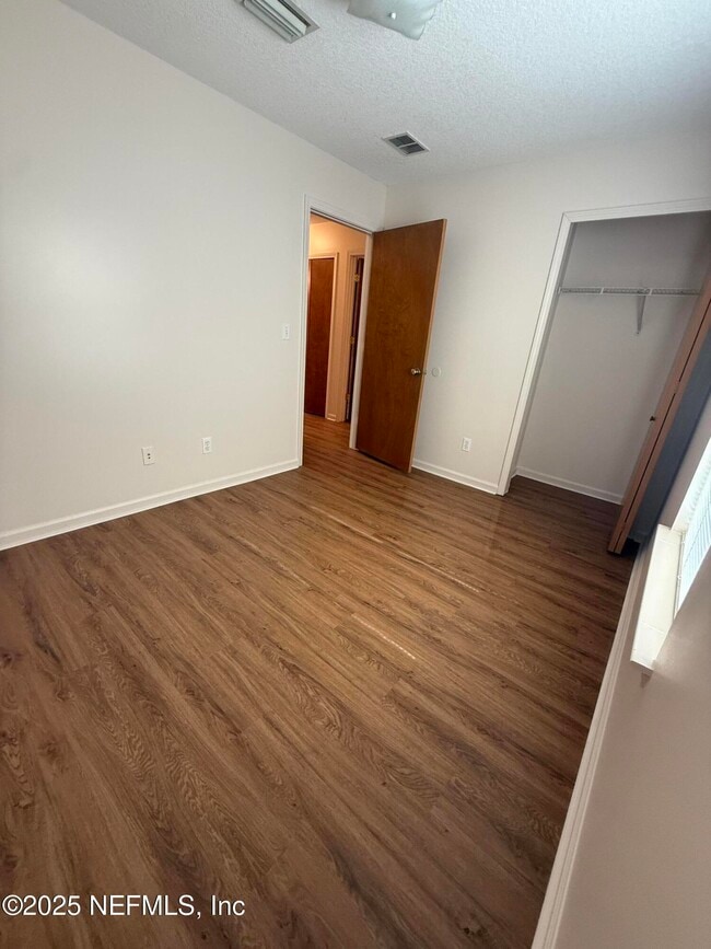 Building Photo - 702 Meadowbrook Dr