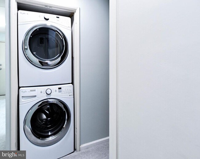 Building Photo - 3319 Huntley Sq Dr