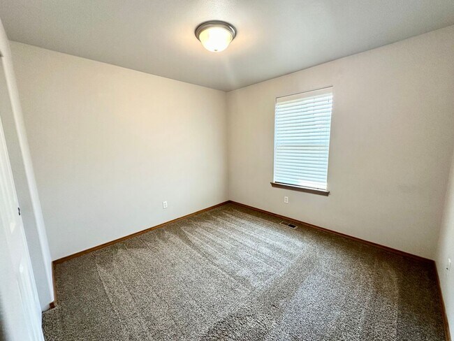 Building Photo - Spacious 4 Bedroom 2 Bathroom Home on Culd...