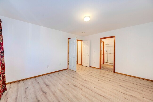 Building Photo - Lynnwood Two Story