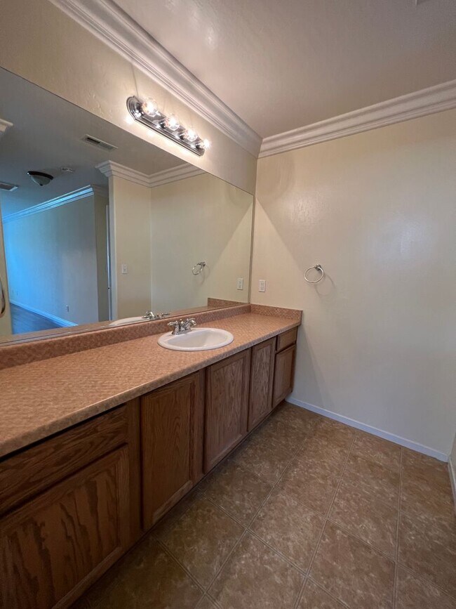 Building Photo - Beautiful NW Home for Rent 3+2 $2,300