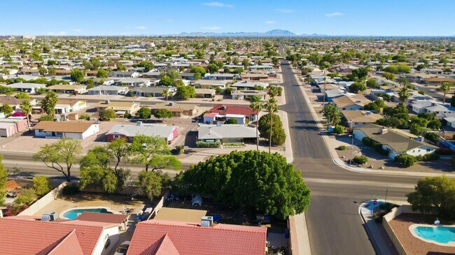 Building Photo - Spacious 3 Bed in Dreamland Villa | Corner Lot + Circular Drive