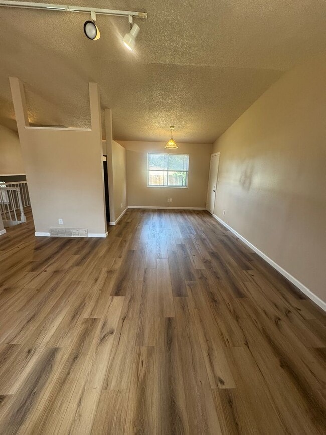 Building Photo - 4 Bedroom Home in Village 7, Centrally Loc...