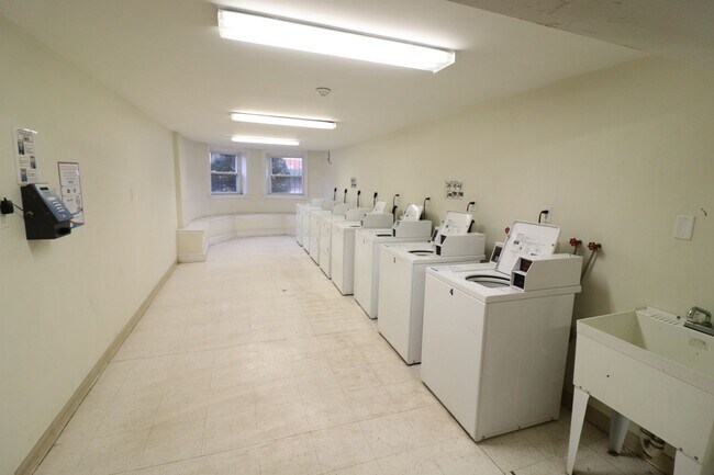 Building Photo - 3 bed/1 bath in Brighton