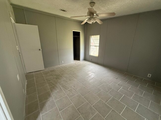 Building Photo - 9301 SE 61st Dr