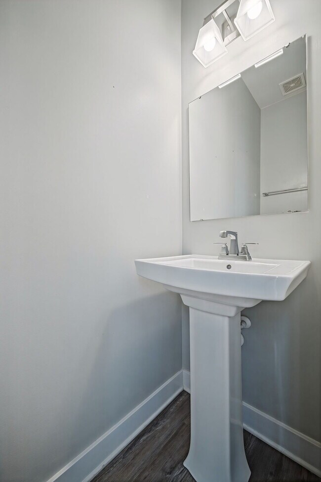 Building Photo - Luxurious 3-bedroom 2.5 bath townhome with Garage in Chesapeake