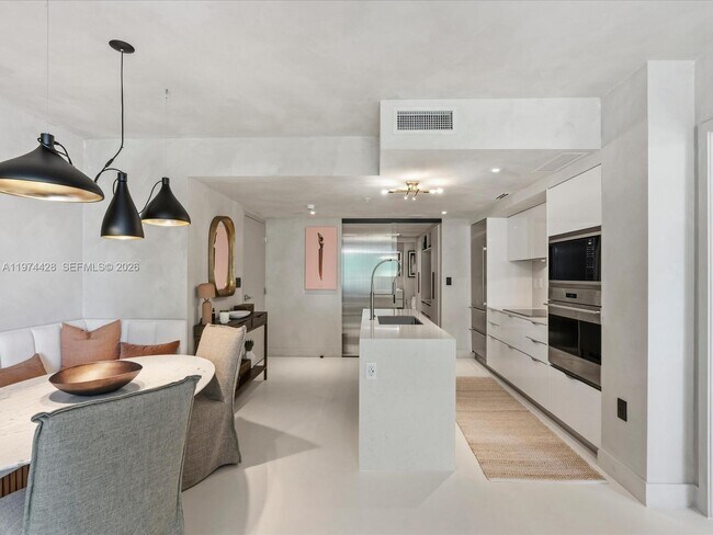 Building Photo - 9521 E Bay Harbor Dr