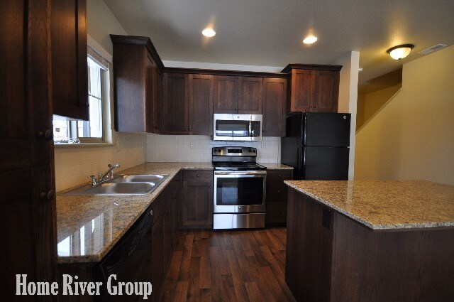 Building Photo - 1576 W Deer Crest St