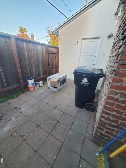 Building Photo - 13529 Burbank Blvd