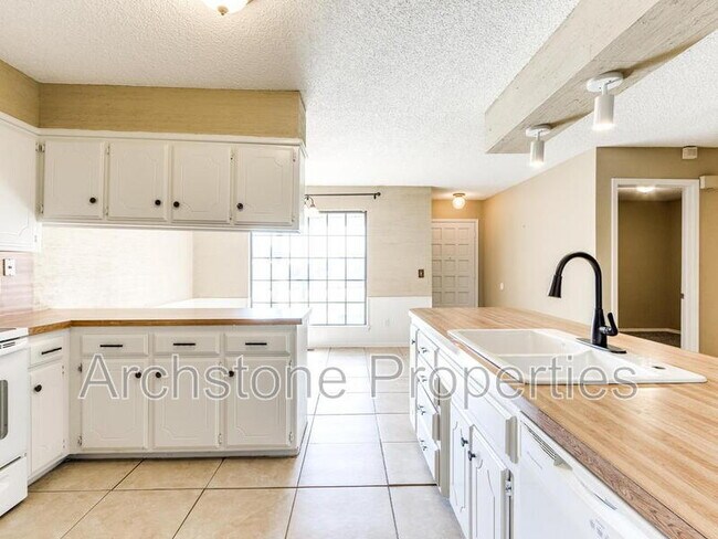 Building Photo - 6605 Lyrewood Ln